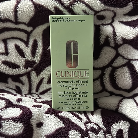 Clinique Dramatically Different Moisturizing Lotion+ - Picture 2 of 2